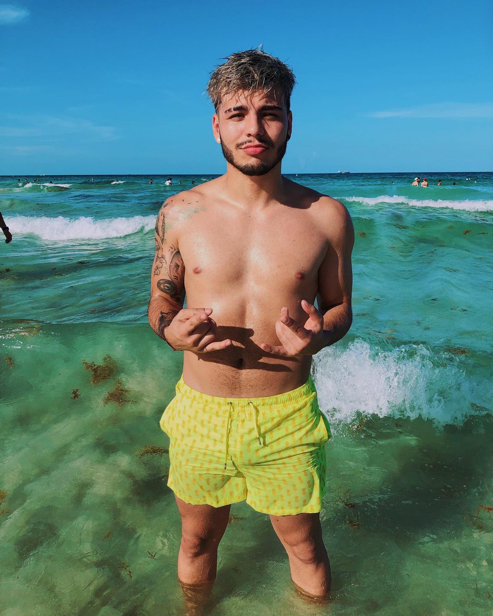 villalobossebas's tweet photo. Hoy por primera vez me quite la camiseta en la playa y no sentí vergüenza. Un mes y medio comiendo saludable y haciendo ejercicio, y es sólo el comienzo ❤️💪🏼 https://t.co/EuhOwkSFsB
