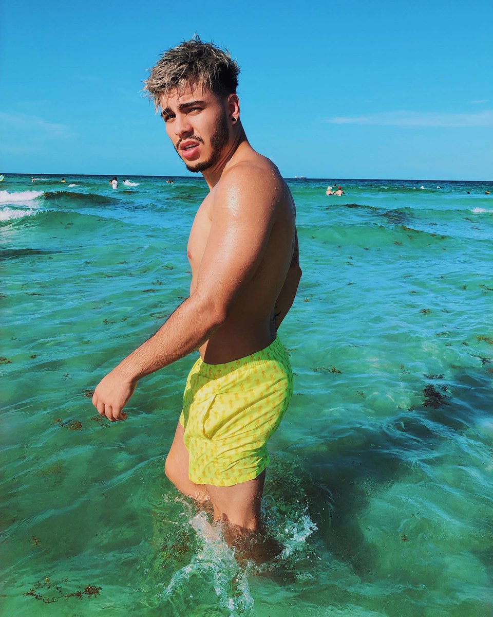 villalobossebas's tweet photo. Hoy por primera vez me quite la camiseta en la playa y no sentí vergüenza. Un mes y medio comiendo saludable y haciendo ejercicio, y es sólo el comienzo ❤️💪🏼 https://t.co/EuhOwkSFsB