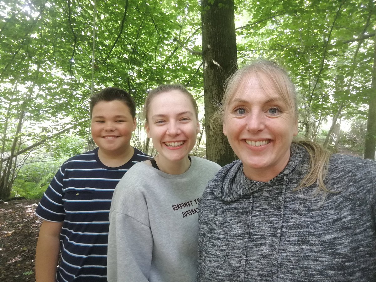 DeneezWilton's tweet photo. Doing my best to stay active on #Twitter. Hard when I have limited signal and long days #filming. Some behind the scenes #smilers from @RetreatFeature. With @izzyjkidd @karenash_acts @HazzaW20 @mike_kelson @MillieMae_Jones https://t.co/J7haafy6rM