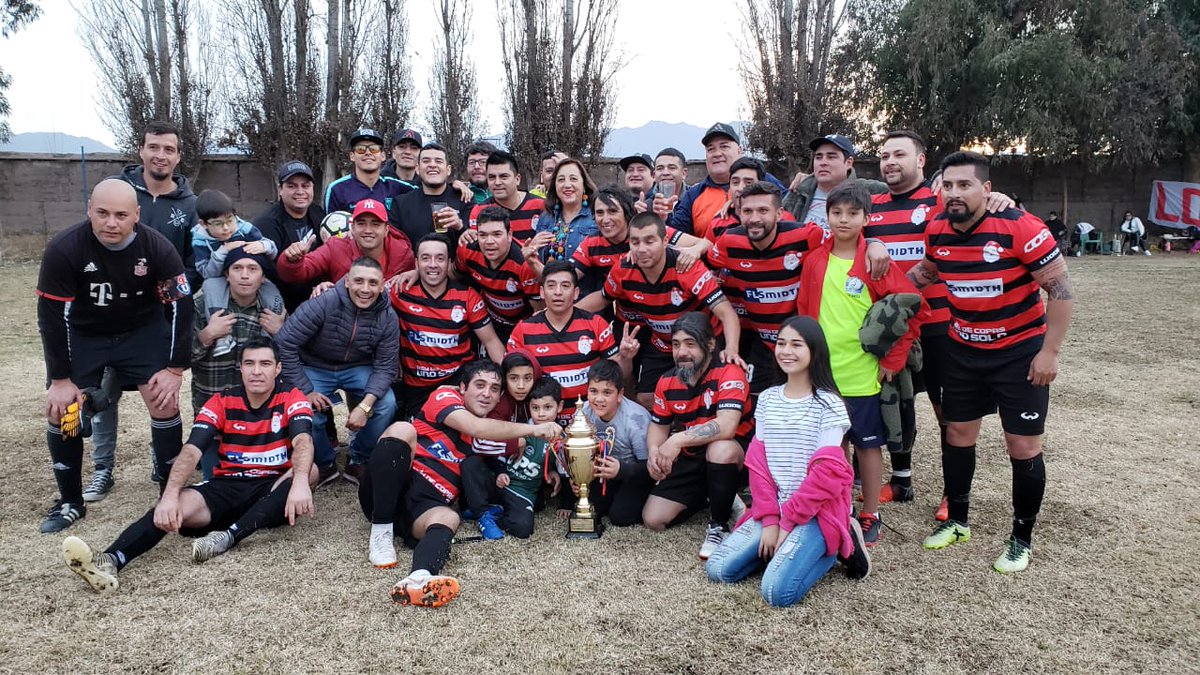 core_rodriguez's tweet photo. #CoreRodriguez Participando en la entrega de la Copa "María Victoria Rodríguez junto a jugadores y dirigentes de Agrusela  Agrupación de futbol Senior de Los Andes en Cancha Condoroma. https://t.co/JSYuAf3VHk