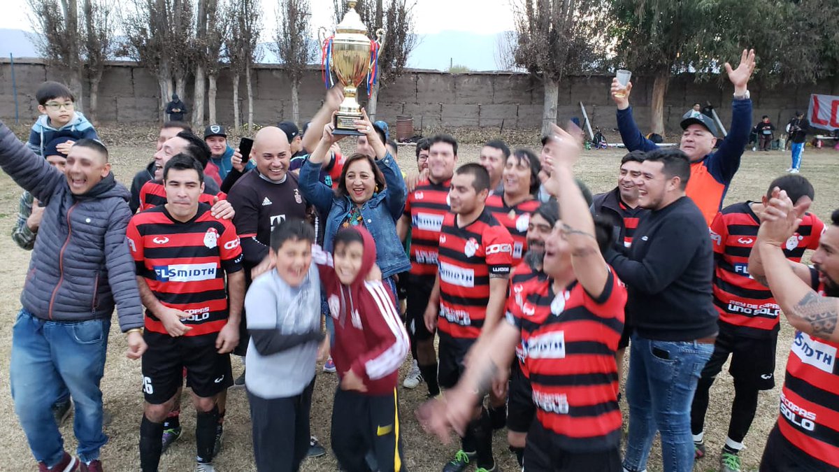 core_rodriguez's tweet photo. #CoreRodriguez Participando en la entrega de la Copa "María Victoria Rodríguez junto a jugadores y dirigentes de Agrusela  Agrupación de futbol Senior de Los Andes en Cancha Condoroma. https://t.co/JSYuAf3VHk