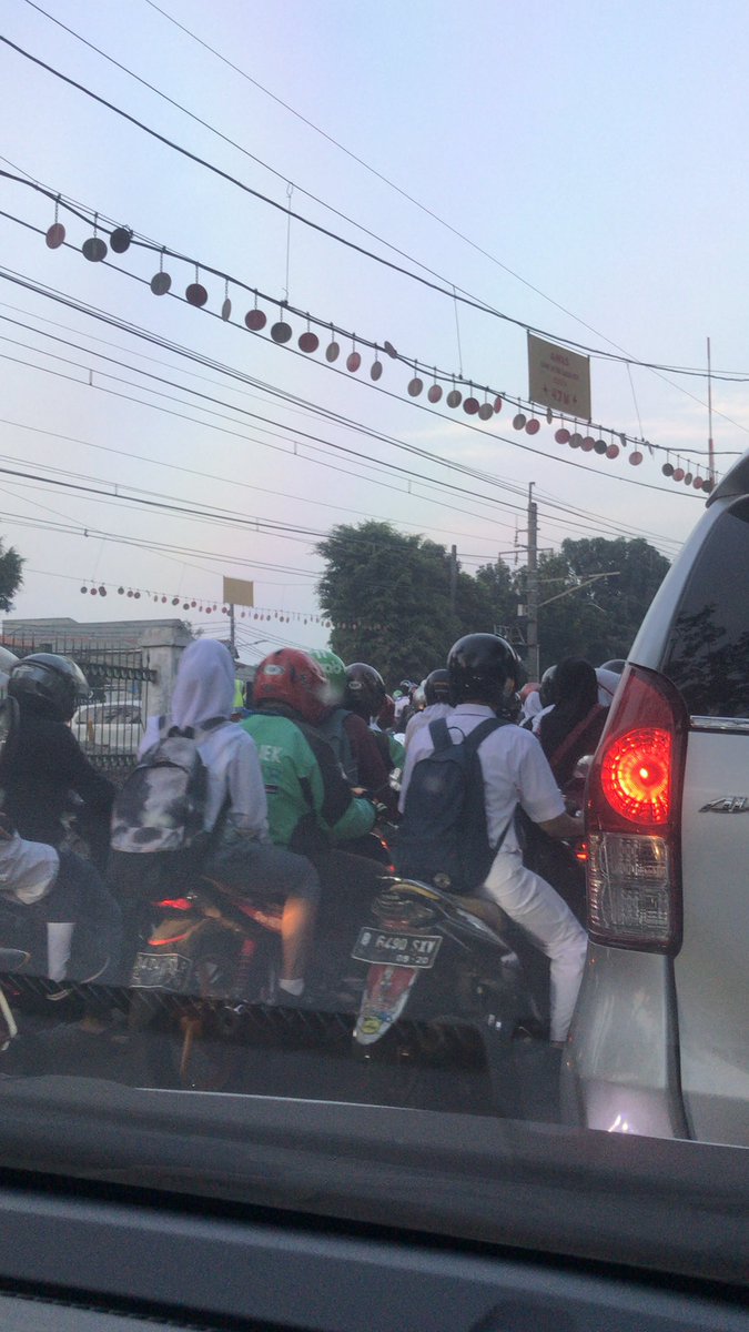 datan_nf's tweet photo. Dari minggu kemarin, ketika anak2 mulai masuk sekolah. Pintu rel kereta di ISIP Lenteng Agung selalu padat oleh pengendara yg lawan arah. Mohon di bantu @TMCPoldaMetro 😩 https://t.co/Uf8KSn4Nts