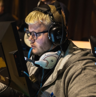 PlndSprngCSGO's tweet photo. @zurecsgo @zypCS how u link that one? thats like his best picture even if its gross

i prefer the one with the bleached hair and nose ring https://t.co/aTKd2p3CcG