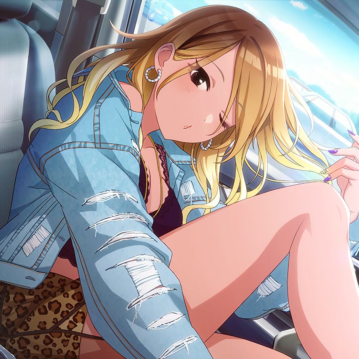 ✧ mei izumi ✧the other friendly gyaru of shiny colors, she wears onee-gyaru style that is influenced through american trends. this can be seen through her leopard print shorts, cropped shirts, and distressed denim. in her uniform pic, you can see that she rolls up her skirt.