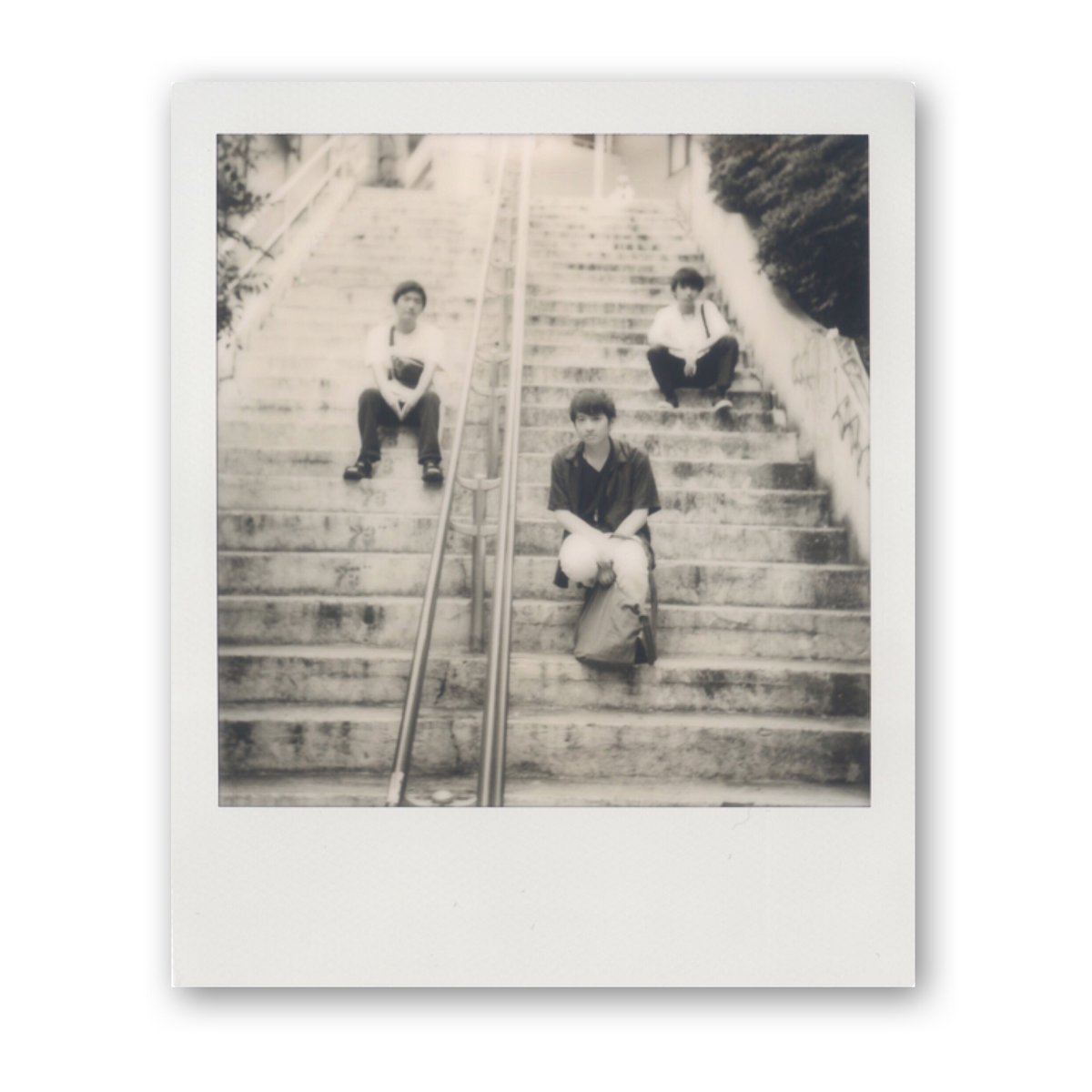 mtkFE's tweet photo. 撮り終わってすぐ、近くでスムージー配ってる人たちに「音楽活動されてるんですか?」と聞かれた。
#Polaroid #hirotaphoto #IMPOSSIBLEI1 #monochrome https://t.co/uj07UJTzlx