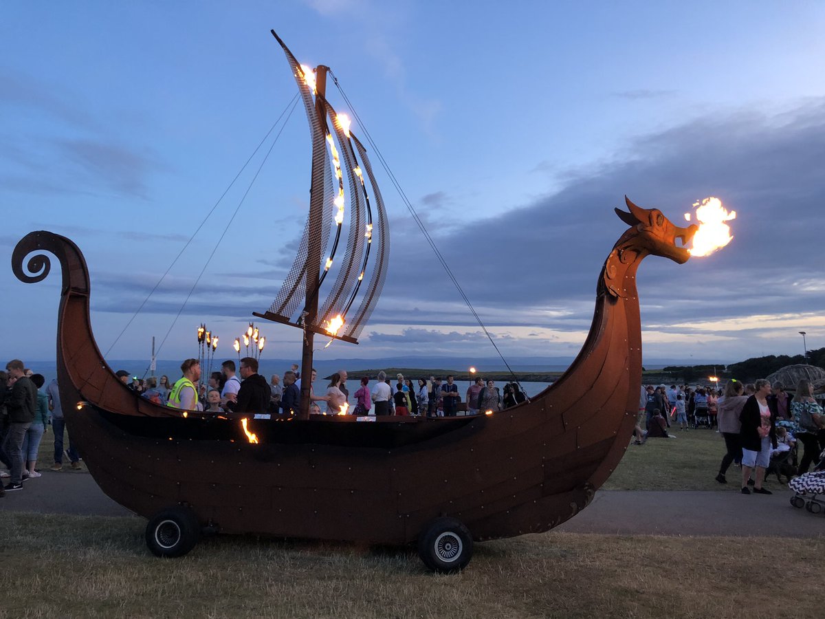 LibbyPayne_1's tweet photo. A fabulous evening at #IsleOfFire at Barry Island. Well done @visitthevale for a great event. https://t.co/ykwmhlLIoR