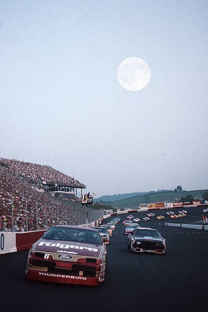 Abrugh94's tweet image. A heck of a shot as Mark Martin leads the field to green at the 1990 Busch 500 @BMSupdates. Not sure of the photographer but kudos to that person, incredible shot. #NASCAR #Bristol #MoreShortTracks