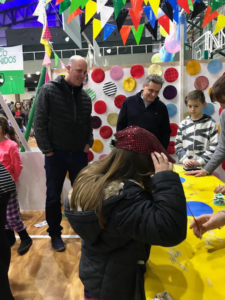 GustavoPulti's tweet photo. Visité la kermés de Once unidos Junto a Horacio Taccone. Fui con Chulita. Impresionante la cantidad de gente y diversidad de entretenimientos. 
Todo lindo, sano y alegre. Miles de personas llenando de sentido la palabra Club. Bien marplatense. Felicitaciones @OnceUnidosClub. https://t.co/zeWZo1OyRZ