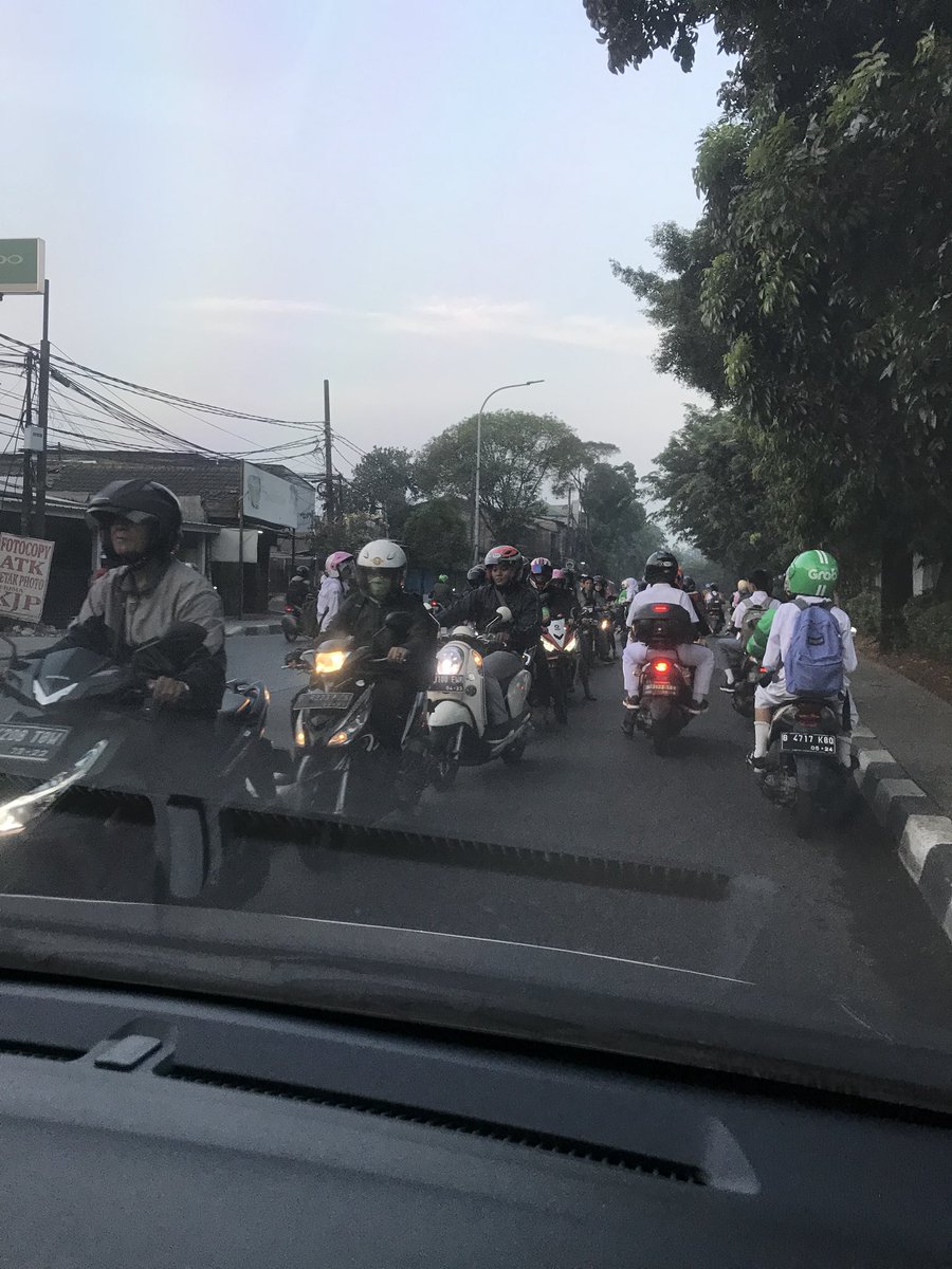 datan_nf's tweet photo. Klo gak ada pak polisi ya bgini lah... @TMCPoldaMetro https://t.co/mg4jSjkdLV