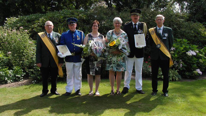 Vandaag twee Federatieve #onderscheidingen, #Eremedaille der #Federatie <a href="/StHubertusGLD/">Schuttersfederatie</a>, uit mogen reiken op grond van buitengewone verdienste aan twee schutters van #Schutterij <a href="/StIsidorus/">St. Isidorus</a> <a href="/OudDijk/">Oud-Dijk</a>.
#Standaardvaandeldrager Ronnie Jansen en #Keurkorpscommandant Servie Loeters.