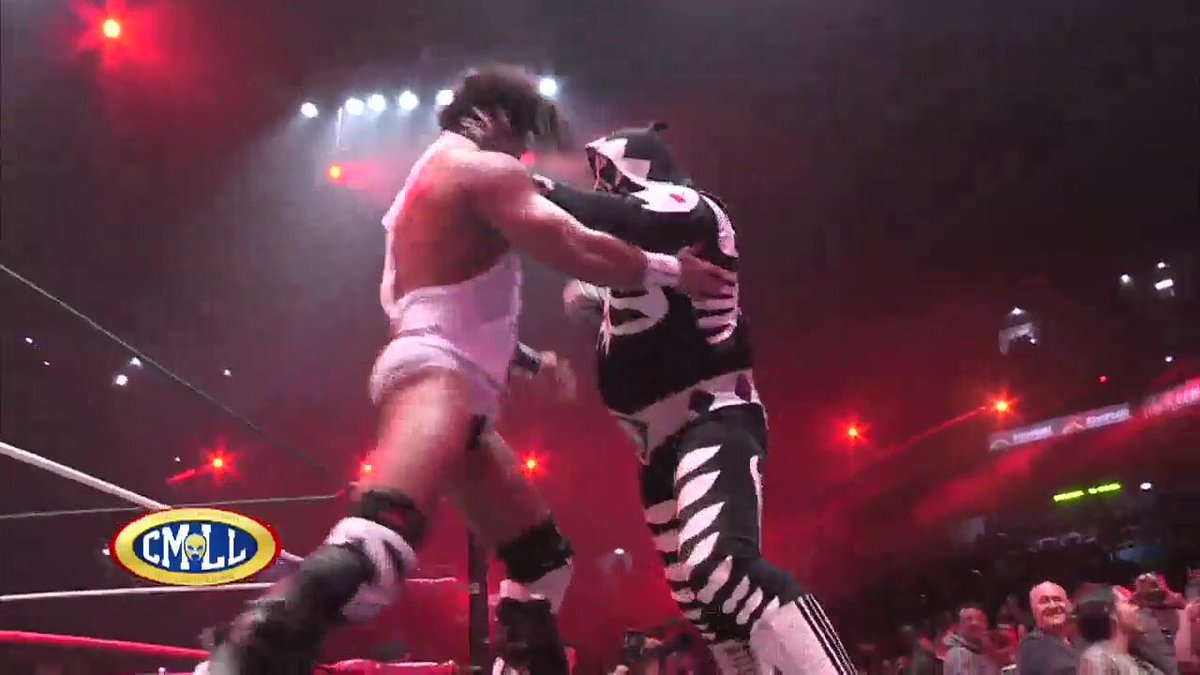 MrTonyBones's tweet photo. Holy ffffffuck! Whenever @laparktapia and @rushtoroblanco fight you can always bet shits gonna get real. #LigerCMLL https://t.co/cPLqsyAoEu