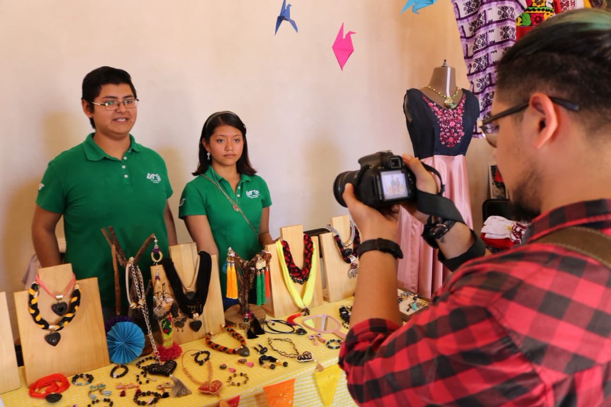 ModaTextilUtvco's tweet photo. Los textiles de nuestras comunidades tienen un gran valor, en cada hilo se cuenta la vida y la historia de los pueblos, por eso trabajamos con ellos con respeto y mucho orgullo.
@nydiadelhi @utvco https://t.co/EY34QSRXfZ