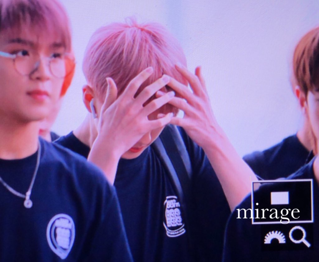 mirage0205's tweet photo. 190722 ICN 형 팔 꼭 붙잡고😉 #지성 #NCTDREAM #NCTDREAM_BOOM https://t.co/uRbORo7RKO