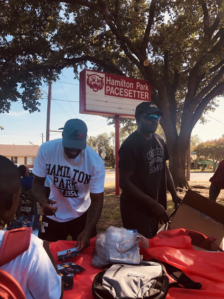AndreaHauglie's tweet photo. Shout out to the #AqibTalib #MotivationFoundation for the #underarmour backpacks, #Canes and #BahamaBucks. The families loved getting his signature and seeing him in his #HamiltonPark gear! Thanks for supporting our #HPPMBobcats @AqibTalib21 @MThomasHPPM https://t.co/xYwAdlNvno
