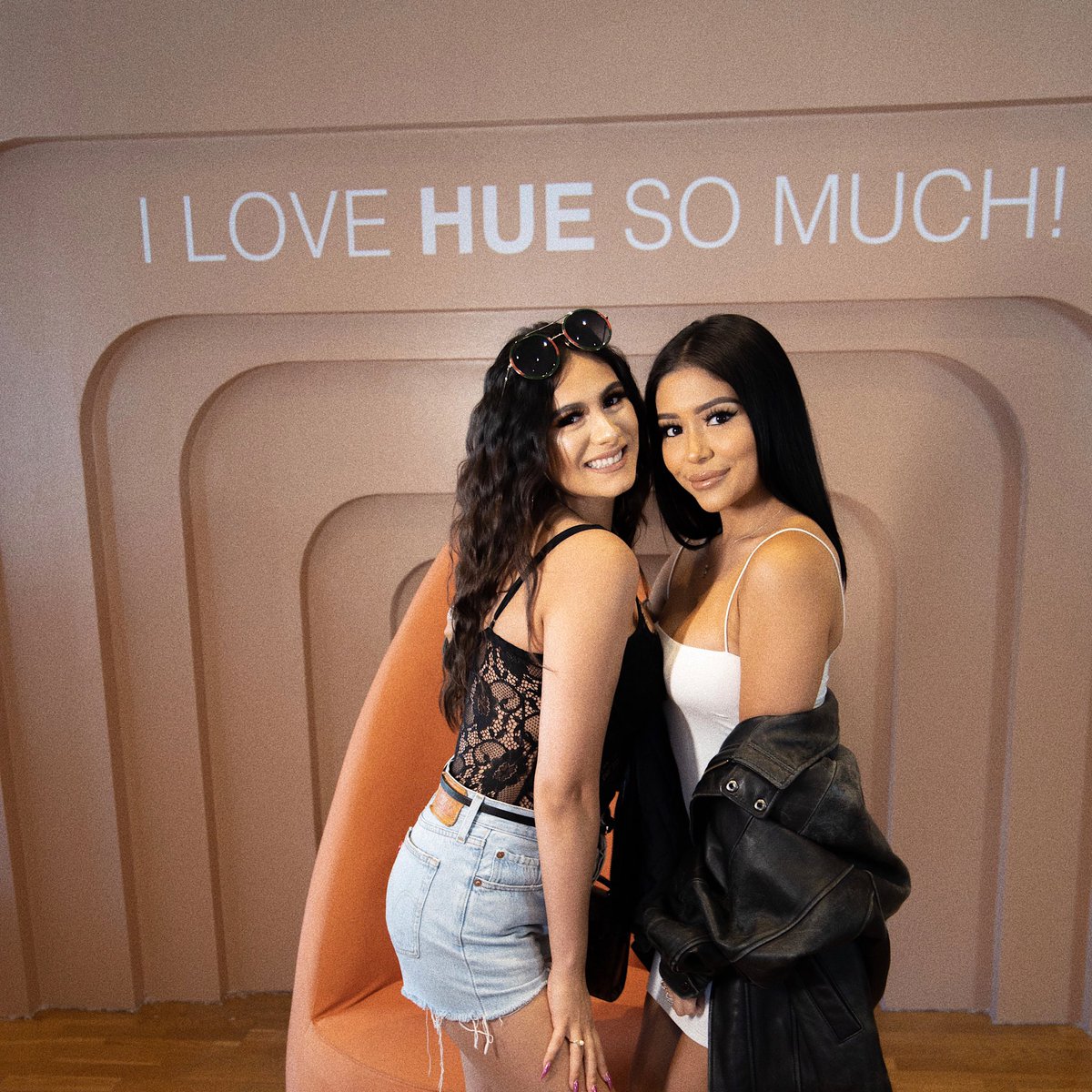 _queendivaxx's tweet photo. Shoutout to my boyfriend for coming with me to see @daisymarquez_ he’s the only one that truly understands how much I love her!!! She’s a beautiful soul 💌 https://t.co/72xFWOIQ5P