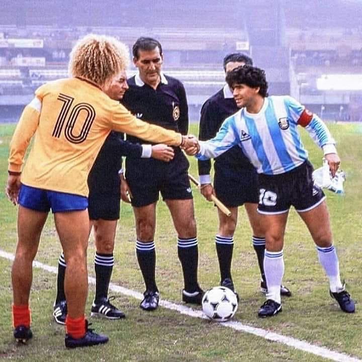 Diego Maradona 🇦🇷 y el 'Pibe' Valderrama 🇨🇴 durante la #CopaAmérica1987, ¡Genios!