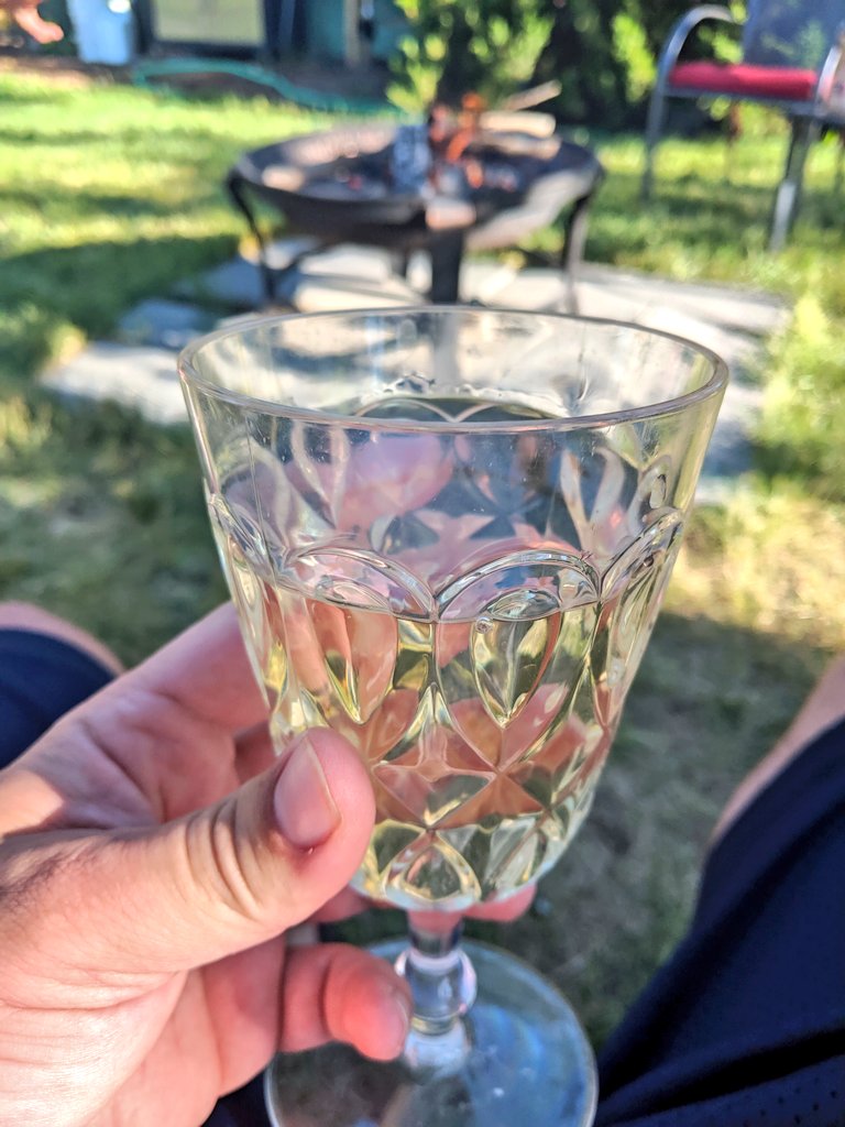 TruckinEh's tweet image. It's not as big as it looks 🤪
#wine #SummerEvening #BackyardFire