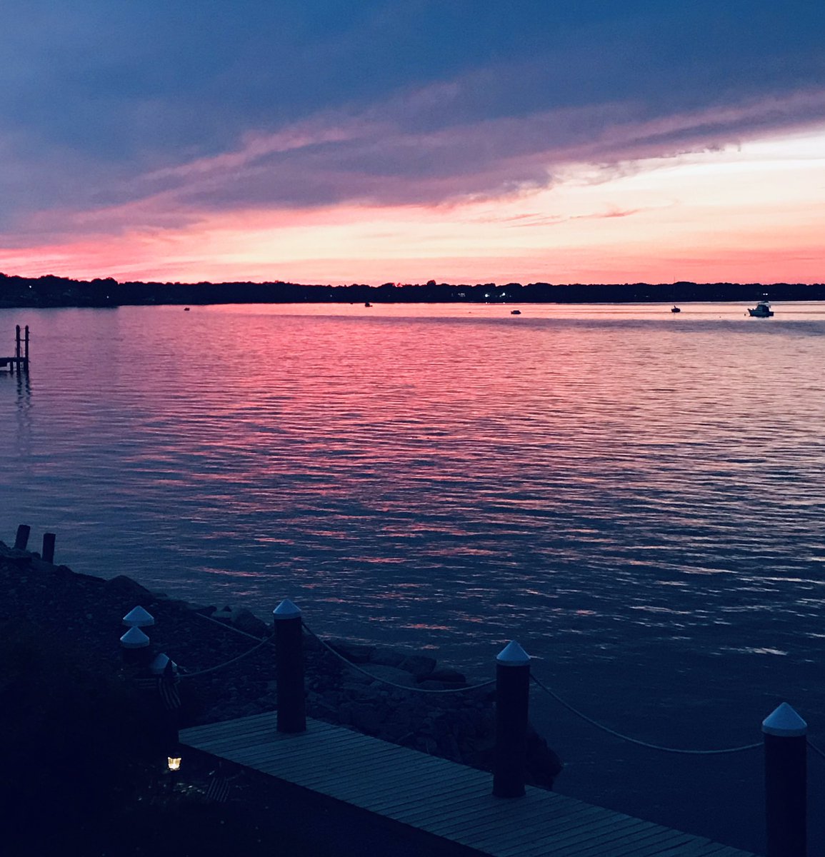 mike_peasley's tweet photo. These Rhode Island Sunsets 🔥 https://t.co/gqNY0WqLFa