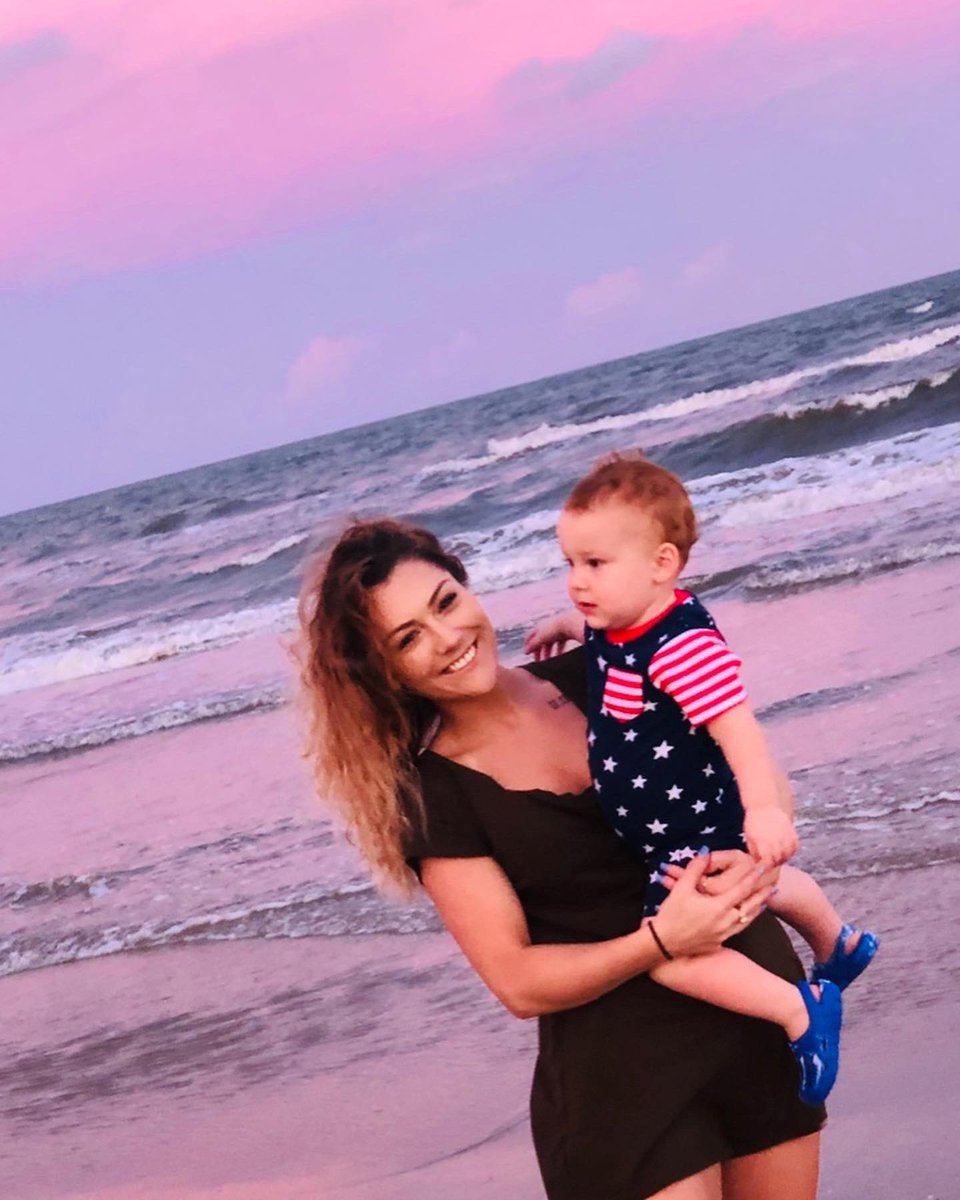TaylorMade_2318's tweet photo. Beach with my lil firecracker💥❤️ https://t.co/nclG0Q6mZi