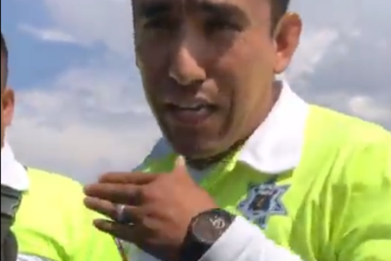 ElInformanteMX's tweet photo. Policía detiene y #cachetea a conductor por usar su celular.
https://t.co/t0IPqvwHYK https://t.co/oZ6wCw53hD