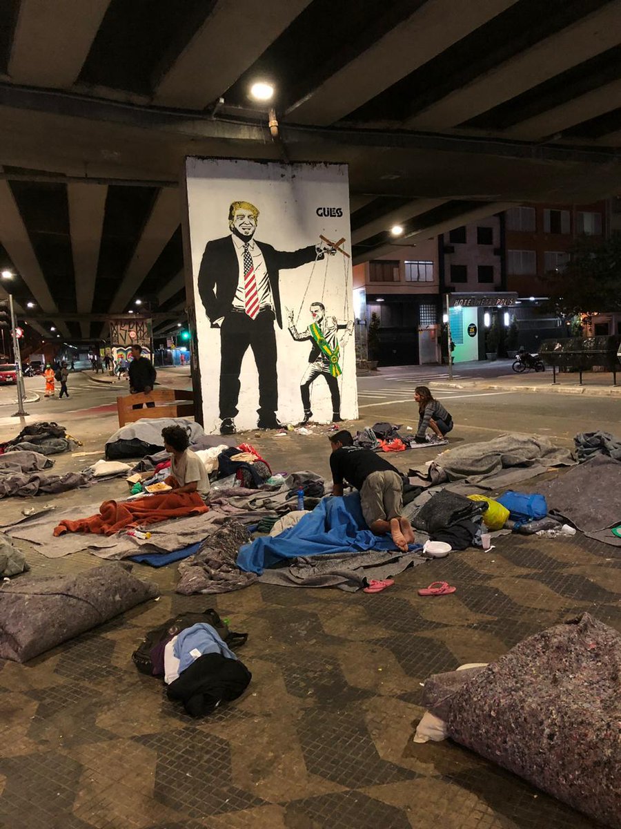 cidoli's tweet image. O grafite que representa a submissão do Brasil aos EUA. facebook.com/resistenciasem…  #Trump #Bolsonaro #EUA #Submissão #Pobreza #Miséria #PopulaçãoemSituaçãodeRua @stanleyburburin @DeputadoFederal @palmeriodoria @cbaraodeitarare