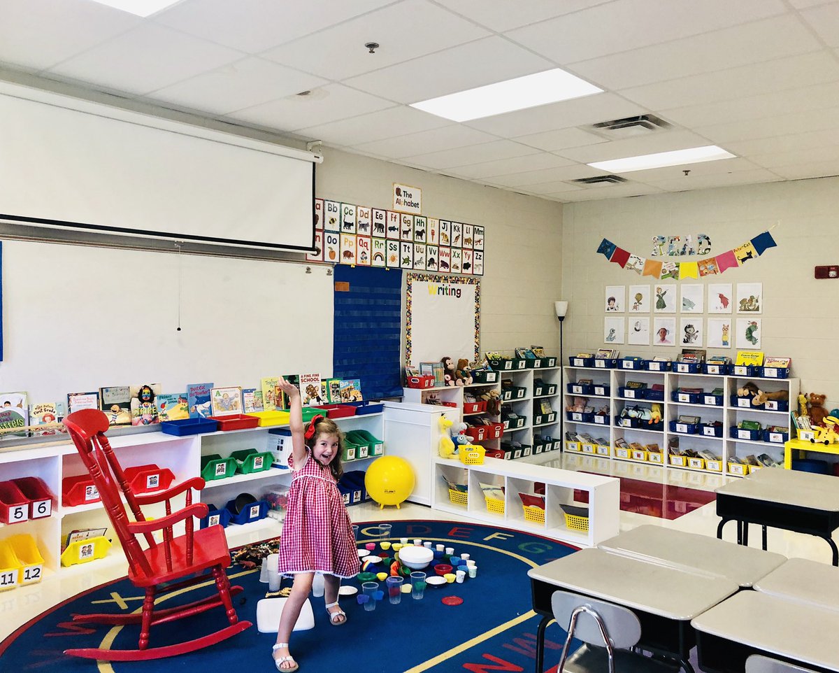 MrsMindigo's tweet photo. I had the best helper in my classroom this afternoon! So excited to start Year 14 of teaching back in First Grade and so blessed to be at The Creek this school year! I can’t wait to meet the rest of my new teammates tomorrow! 📚 👩🏼‍🏫 #read #dreambig #itsacreekthing https://t.co/IzseRZaYE0