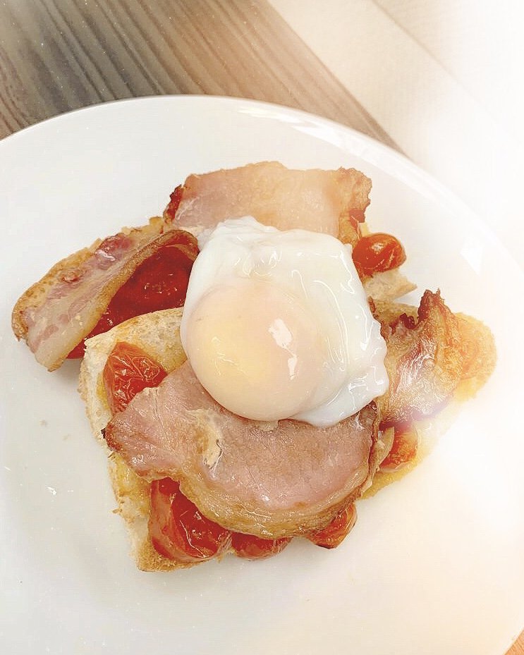 Our ever popular Breakfast Bruschetta... ☀️ 
featuring toasted half baguette 🥖 topped with roasted cherry tomatoes 🍅 smoked back bacon 🥓 and a poached egg 🍳