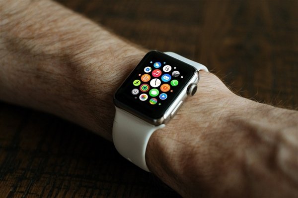 VikasGOnline's tweet photo. The Apple Watch fall detection feature saved a user's life! #tech #technews #bestbuytips https://t.co/hOWB3eH6eN