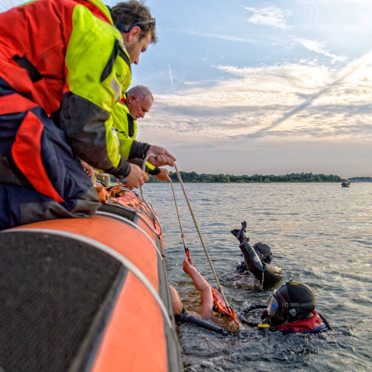 OvingeRoel's tweet photo. EN - Joint exercise KNRM &amp; Divers Fire Brigade | NL - Gezamelijke oefening KNRM Station Marken en Duikteam Brandweerd Purmerend | DE - Gemeinsame Übung KNRM und Tauchern Feurwehr
@VvZW @KNRM @KnrmMarken https://t.co/wJNE7buL9n