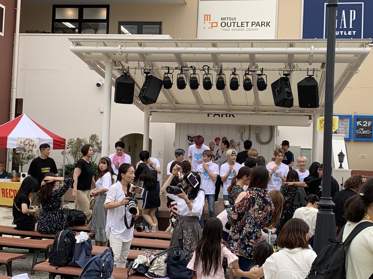 ac95780379's tweet photo. 突然不意のリリイベに参加ww
フリーライブ、フリーハイタッチしてた。 ("Great guys")
ヨチンもここでリリイベしてくれるといいな😊 #Minamiosawa #outletpark https://t.co/tTvnn3aErs