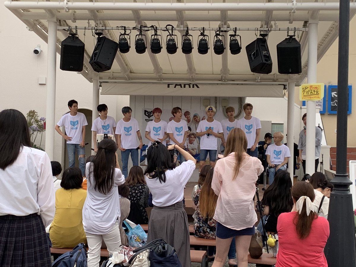 ac95780379's tweet photo. 突然不意のリリイベに参加ww
フリーライブ、フリーハイタッチしてた。 ("Great guys")
ヨチンもここでリリイベしてくれるといいな😊 #Minamiosawa #outletpark https://t.co/tTvnn3aErs