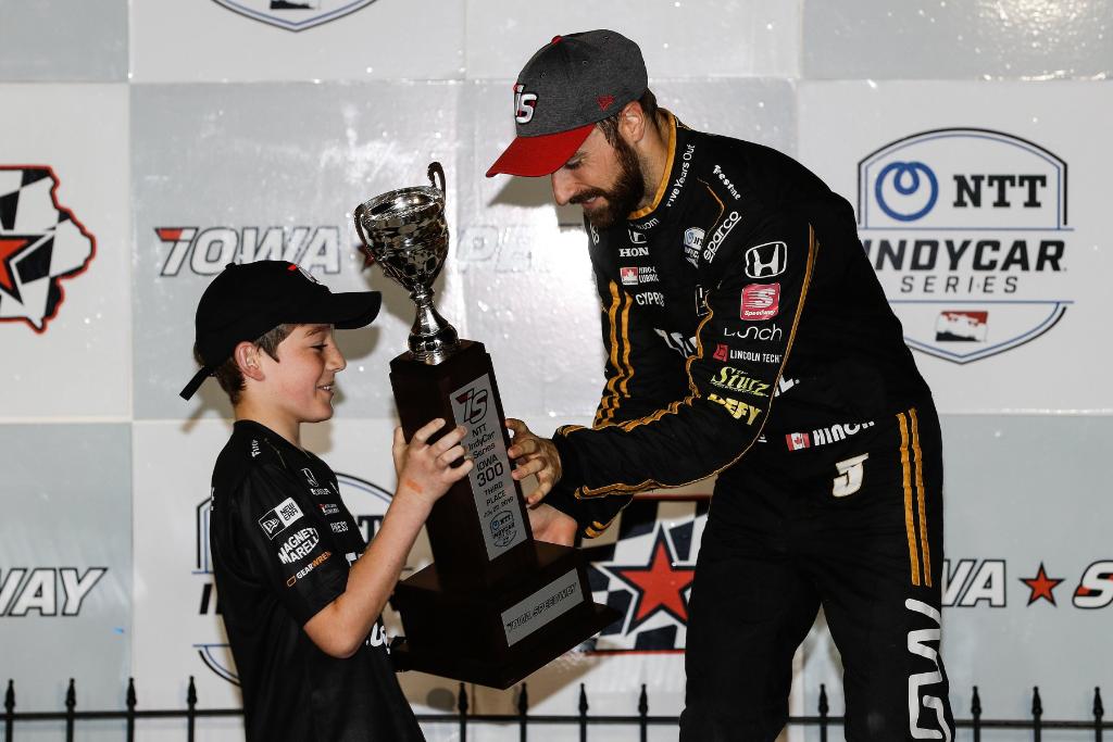 美國愛荷華賽道的橢圓形賽道有別於其他NTT IndyCar系列，給賽車手帶來與別不同的挑戰。剛過去的週末，詹姆斯·欣奇克利夫（James Hinchcliffe）和Arrow Schmidt Peterson Motorsports 團隊取得佳績，並再次登上領獎台。 #ARROWDRIVEN