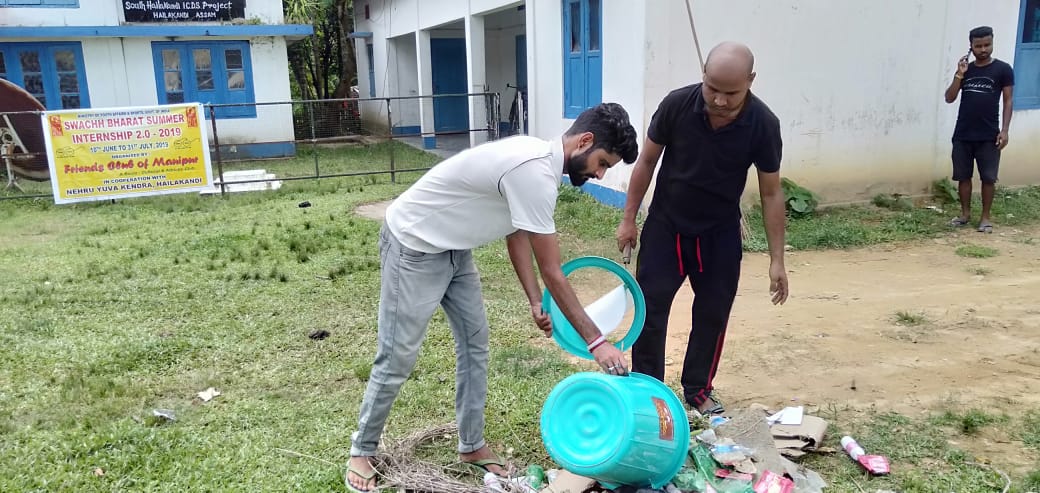MYBharatHQ's tweet photo. As part of Swachh Bharat Summer Internship (#SBSI2019), Youth Volunteers of Nehru Yuva Kendra #NYKS Hailakandi, Assam created wall paintings in public places &amp; organized awareness campaigns.
#swachhsummer #SwachhBharat #MoDWS #Youth #YuvaBharat https://t.co/sl5VCSbCUU