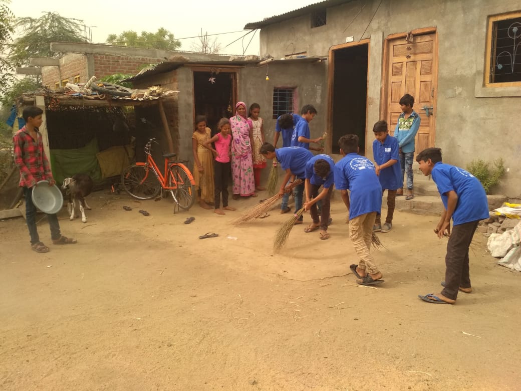 MYBharatHQ's tweet photo. As part of Swachh Bharat Summer Internship (#SBSI2019), Youth Volunteers of Nehru Yuva Kendra #NYKS Vadodara, Gujarat organized cleaning of streets, drains and back alleys.
#swachhsummer #SwachhBharat #MoDWS #Youth #YuvaBharat https://t.co/8Lqox7cPsG