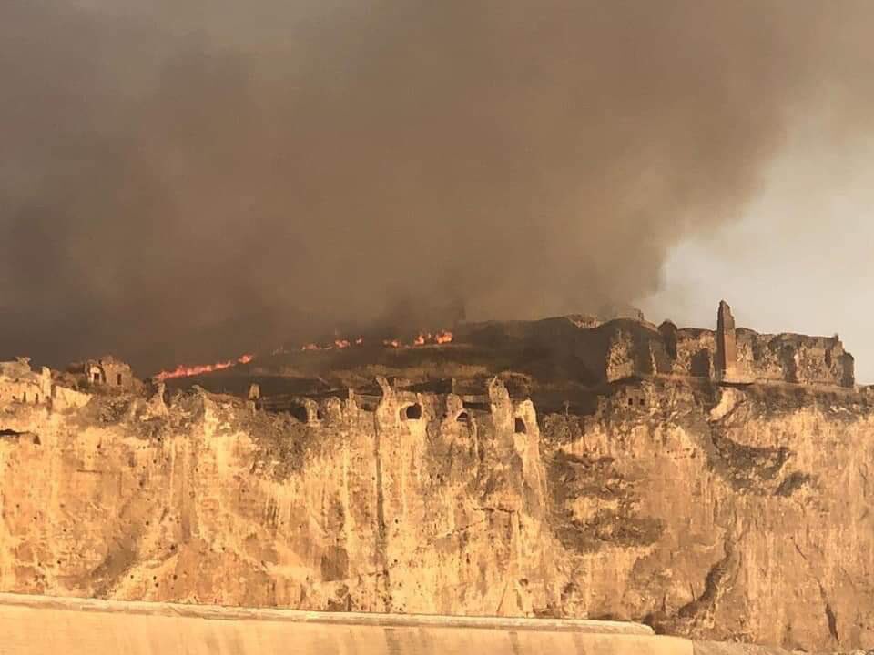 Onlar Tarihe düşman, Ağaca düşman, Doğaya düşman, Aydın insana düşman, Düşünen insana düşman!!! 

12.000 yıllık Tarih yanıyor... #HasankeyfYanıyor
