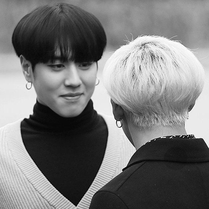 How yugyeom looks at bambam 