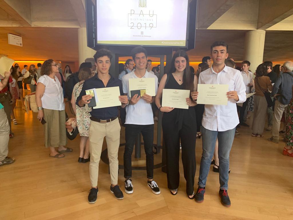 GrupRamar's tweet photo. Divendres 19 de juliol es van lliurar les #distincions de les #PAU 2019 a L'Auditori de Barcelona amb la presència del MH President de la #Generalitat. 📚
4 #alumnes de Ramar 2 van ser premiats pels seus magnífics resultats. Moltes felicitats! 📎 https://t.co/Jft4he6tmn