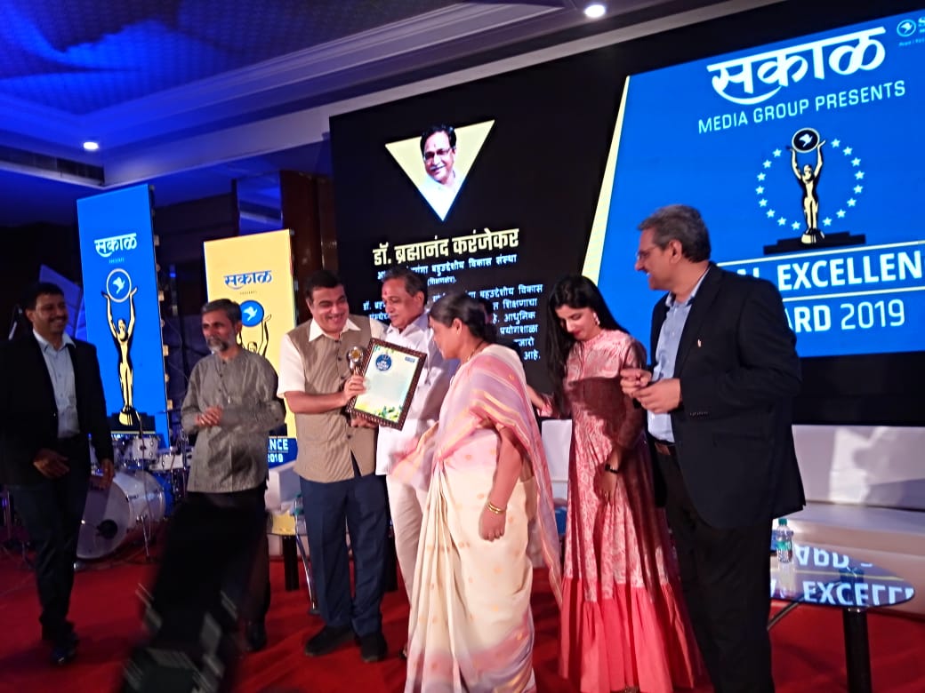 WaingangaM's tweet photo. #WCEM receives the 'Sakal Excellence Award 2019' in presence of none other than the 
Minister for Road Transport &amp; Highways of India and Shipping Ministry of Micro, Small and Medium Enterprises  and the respected leader Shri Nitin Gadkariji. https://t.co/DULcIfwQNQ