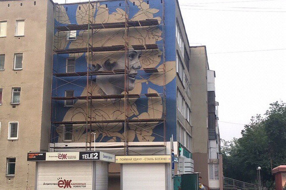 muzeypobedy's tweet image. Кемеровские художники рисуют огромный портрет на стене дома ко дню рождения кемеровчанки-участницы Великой Отечественной войны, Героя России Веры Волошиной. Полотно займет 4 этажа. #НашВыборПобеда
is.gd/RZedCA