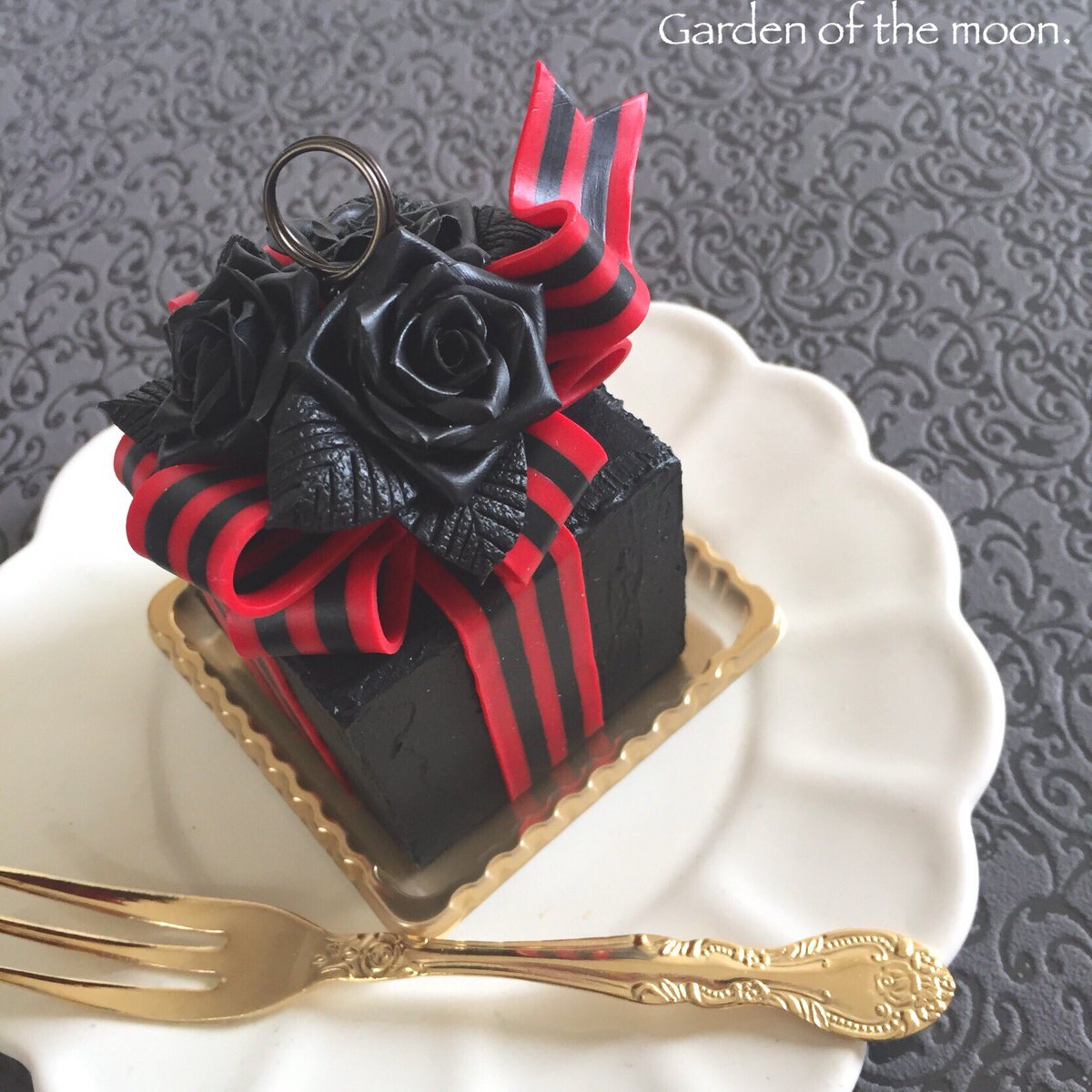 もこ 受注制作中 Twitter પર ゴスケーキのメモスタンド 真っ黒な薔薇と赤黒リボンをデコレーションしたケーキ どの方向からでも美しく見えるように作りました ワンフェス5 06 03 月の庭 で販売します ご縁あれば嬉しいです 1点のみ再販未定 Wf19s 月の庭 もこ 受注制作中 Twitter પર ゴスケーキのメモスタンド 真っ黒な薔薇と赤黒リボンをデコレーションしたケーキ どの方向からでも美しく見えるように作りました ワンフェス5 06 03 月の庭 で販売します ご縁あれば嬉しいです 1点のみ再販未定 Wf19s 月の庭