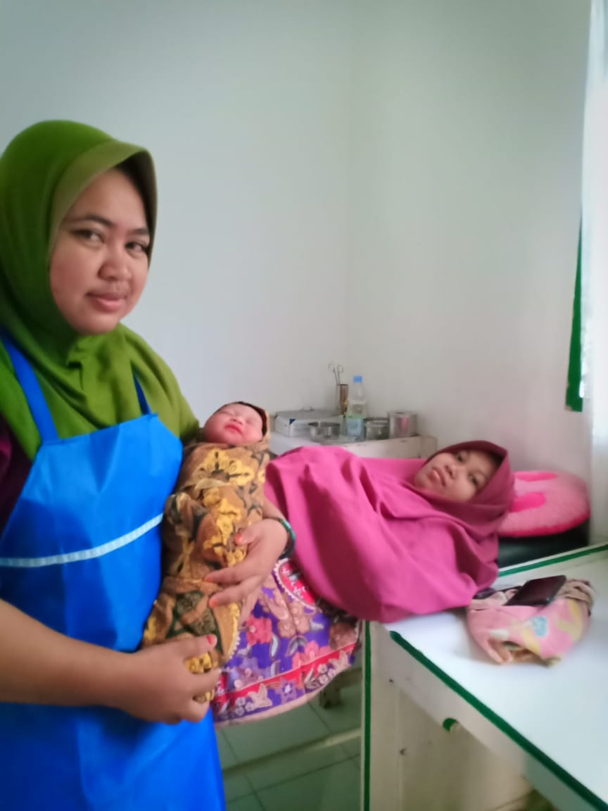 UNFPAIndonesia's tweet photo. Protecting community health. The #TrainedMidwives at the 15 #ReproHealth posts are ready to provide 24/7 quality healthservices for community members in post disaster Central Sulawesi. @KemenkesRI @PPIBI @Americares @dfat https://t.co/kdiQvgDrP2