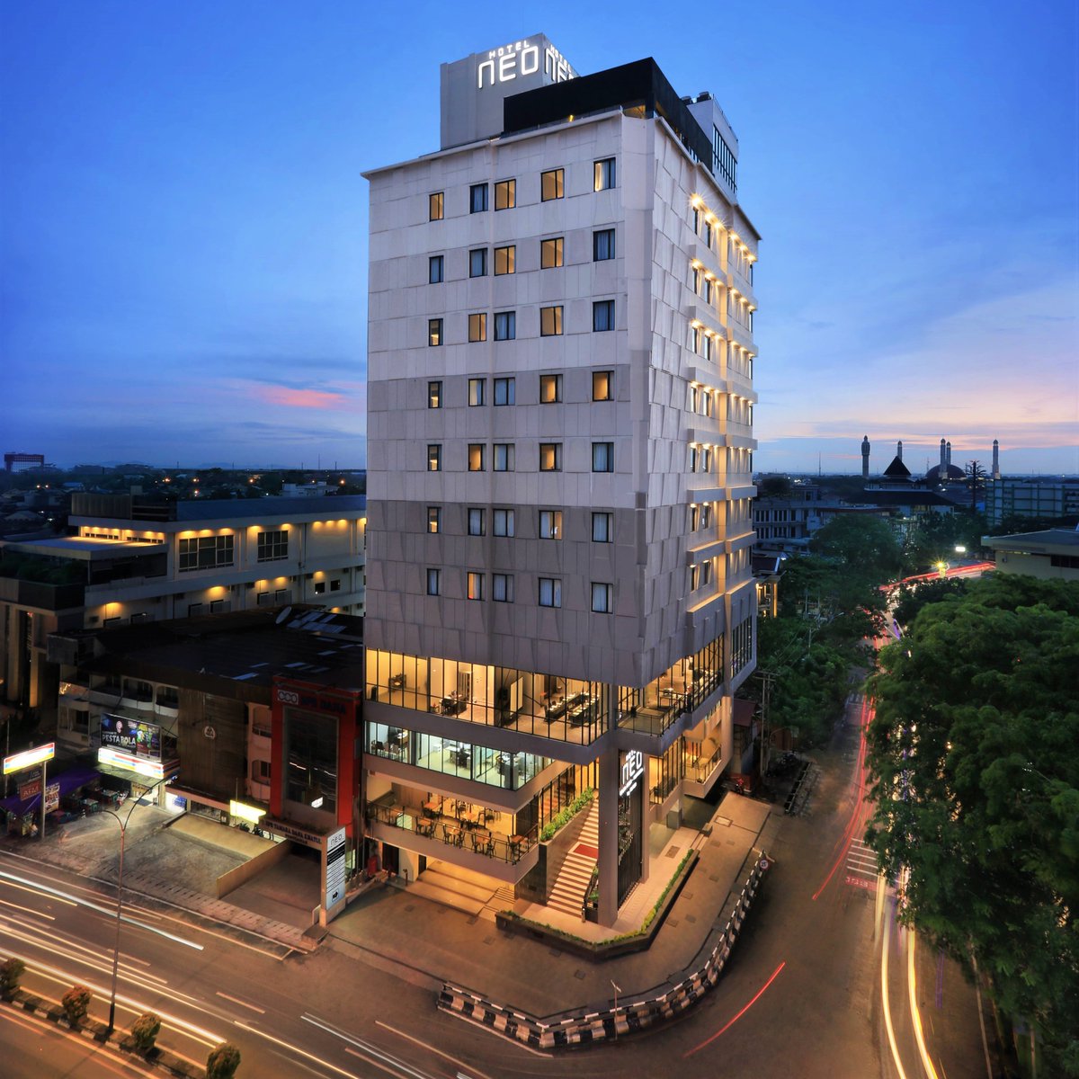 Did you know that Jalan Gajah Mada in Pontianak is the main street in the middle of business district of the city?

#hotelneogajahmada #neopontianak #pontianak #westkalimantan #hotels #neohotels #archipelagointernational
