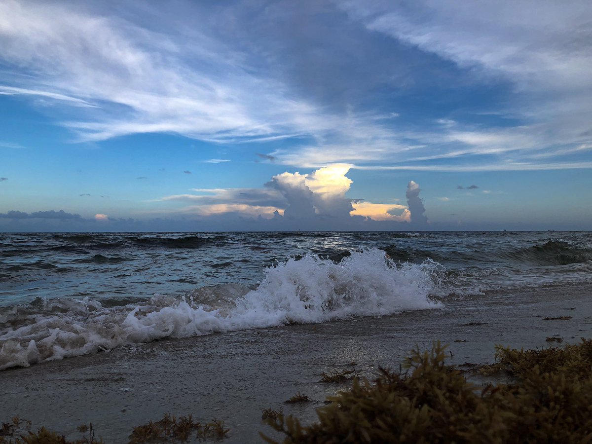BourassaJohn's tweet photo. Sunset on the beach ( yes, sunset) at Aruba Restaurant Friday night about 7pm. https://t.co/PtdGDNJvz5