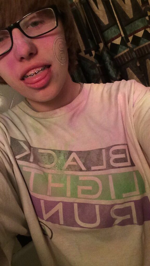 spaceb0i_'s tweet photo. actual pics of my glow up ๐#LGBTQglowup #issaLGBTQ #nonbinarylookslike https://t.co/2JJA6r7Mem
