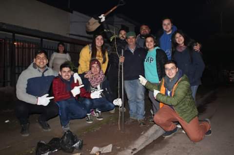 ChimbarongoNot1's tweet photo. Grandes iniciativa para cambiar al mundo, jóvenes voluntarios de la Juventud Demócrata Cristiana con vecinos de Chimbarongo plantamos árboles nativos en Villa San José, qué gusto ver a los vecinos salir de sus casas a ayudarnos ¡¡Fuerza Joven!! https://t.co/hNGyY6FGLz