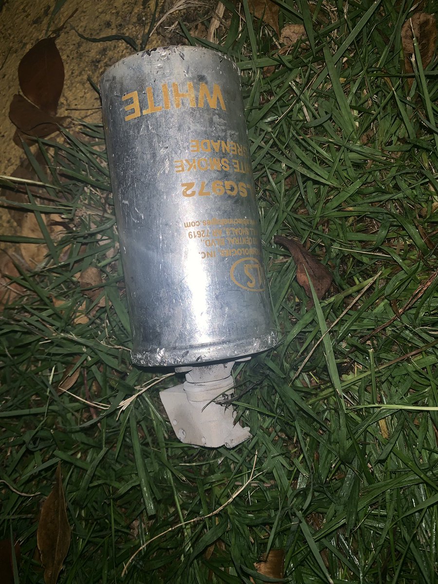 MarcosPerezRam's tweet photo. La División de Arrestos Especiales de la Policía lanzó 5 bombas de humo desde vehículos en marcha, para poder sacar a toda prisa a representantes y alcaldes que estaban reunidos con Ricky Rosselló, mientras los manifestantes exigían firmes #RickyRenuncia, en Guaynabo. https://t.co/Nxcp9gcj7W