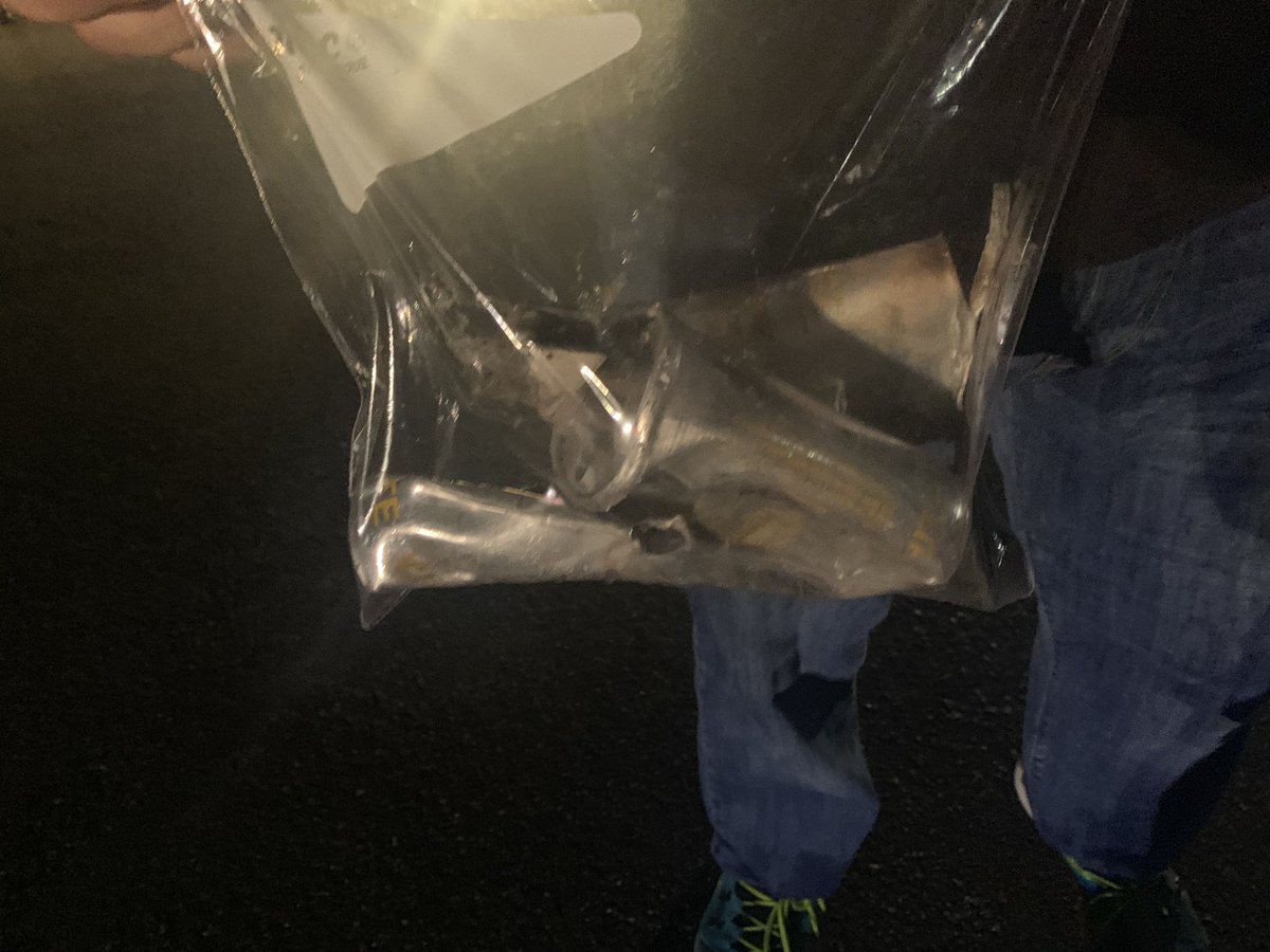 MarcosPerezRam's tweet photo. La División de Arrestos Especiales de la Policía lanzó 5 bombas de humo desde vehículos en marcha, para poder sacar a toda prisa a representantes y alcaldes que estaban reunidos con Ricky Rosselló, mientras los manifestantes exigían firmes #RickyRenuncia, en Guaynabo. https://t.co/Nxcp9gcj7W