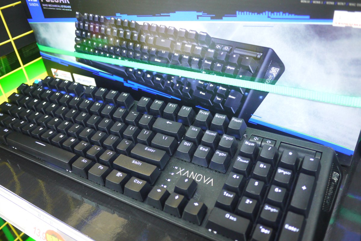 TSUKUMO_NAGOYA's tweet photo. 【デジモバ館　ゲーミングデバイス】
最近キテマス!
GALAXのゲーミングデバイスブランド「#XANOVA」

キーボード「PULSAR 」税別13,980円

単色の発光、デザイン性のあるオシャレな筐体、航空機にも使われるマグナリウム合金フレーム!

じわじわキテマスw https://t.co/W64tml46Rw