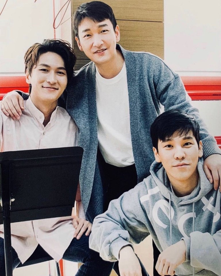 근데 왜 자꾸 이렇게 맹물마냥 순하게 생긴 사람들한테 미친 살인마 역할 맡기는거임 사진만 보면 사랑의 연탄나르기 봉사활동에서 만난 사람들 모임 같은데