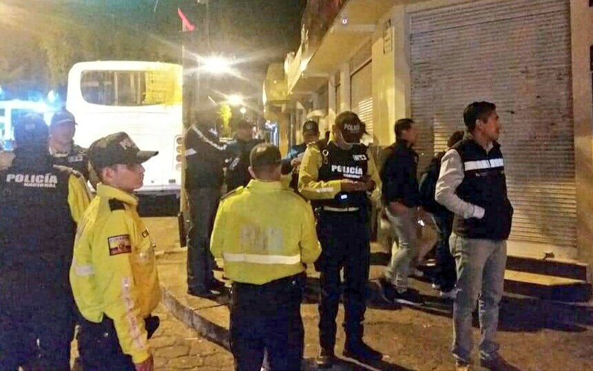 CNPIbarra_'s tweet photo. #Operativo | La @goberimbabura a través Comisario Nacional @juanmacordova79 en conjunto con @PoliciaEcuador y Comisaría Municipal realizaron control en locales sujetos @MinInteriorEc permisos de funcionamiento retiro de libadores y cierre espectáculos públicos. #JuntosMásSeguros https://t.co/GKOD6AOQyG